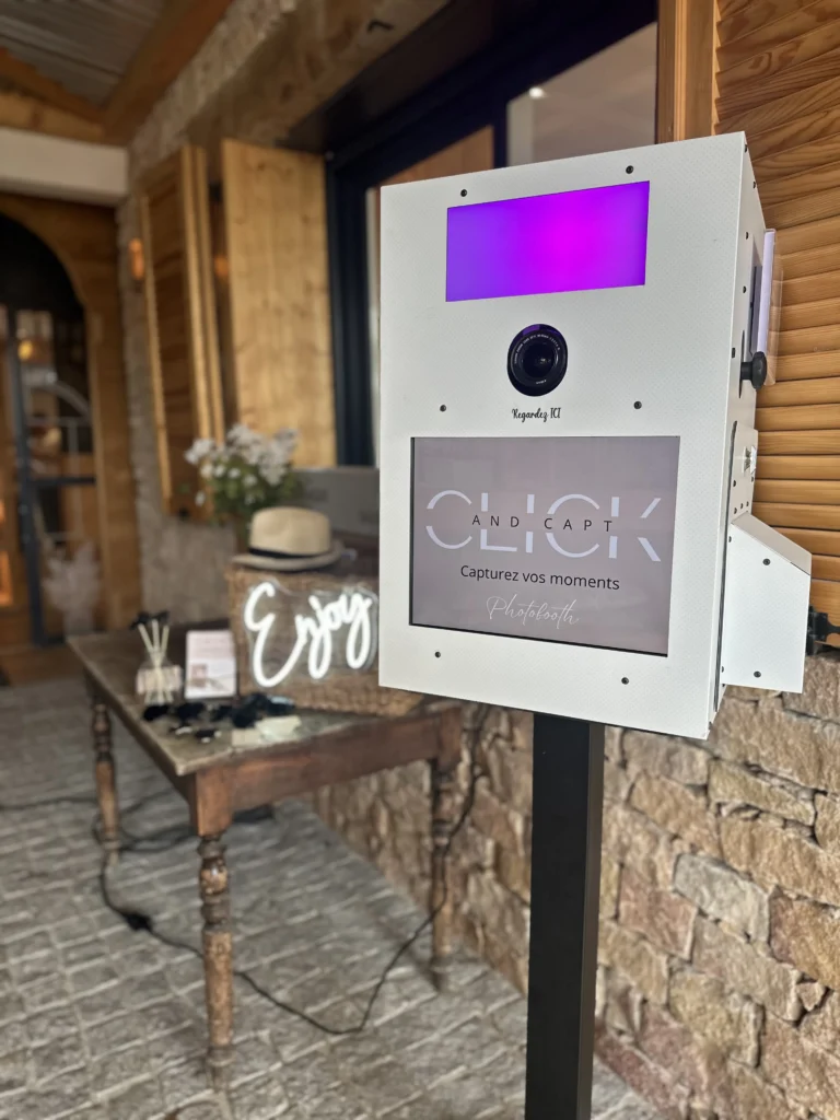 CLICK AND CAPT LOCATION PHOTOBOOTH