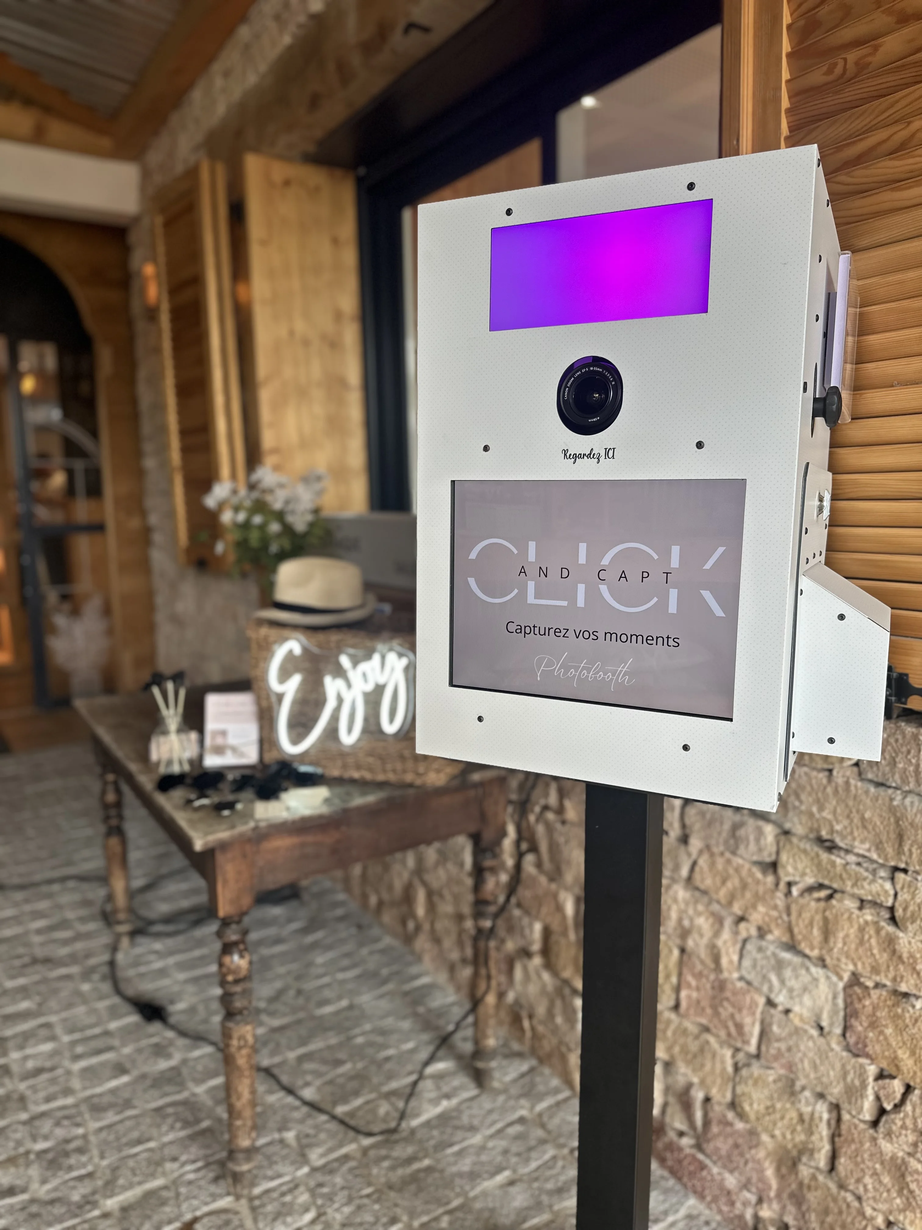 CLICK AND CAPT LOCATION PHOTOBOOTH